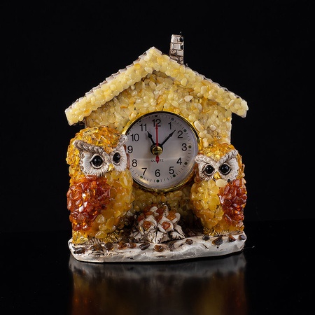 Настольные часы, декорированные натуральным молочным янтарем "Совы"