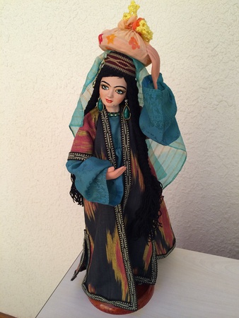 Orta Asya'nın ulusal kostümlerinde koleksiyonluk bebekler