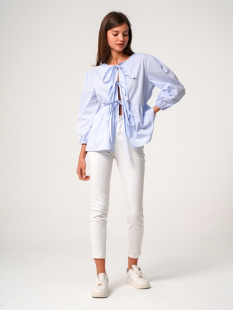 Bağcıklı mavi şeritli bluz