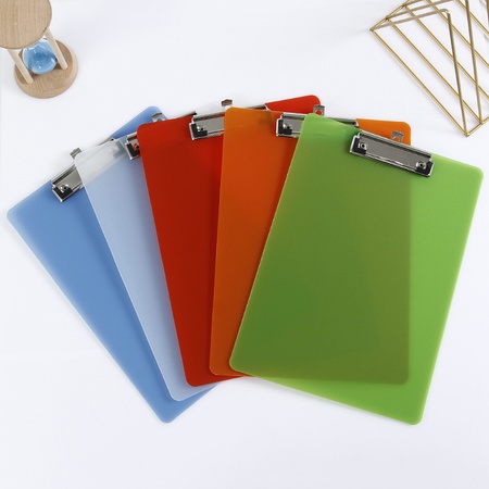 Цветной пластиковый зажим для доски формата А4 можно повесить на креативную студенческую тестовую бумагу