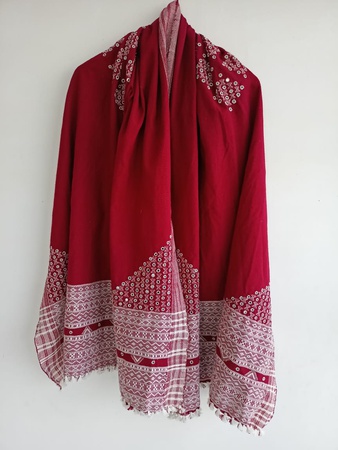 Шаль ручной работы с вышивкой