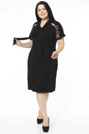 Kravat Yaka Omuz Nakış Detaylı Elbise