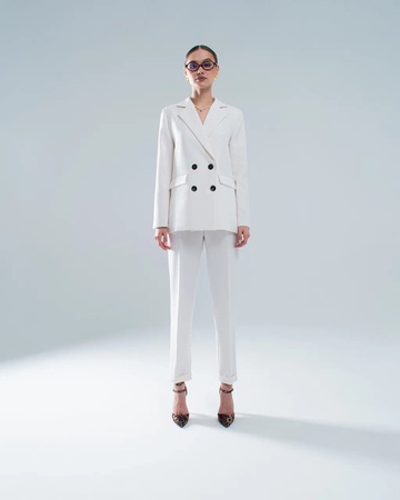 Двубортный пиджак с прямыми брюками