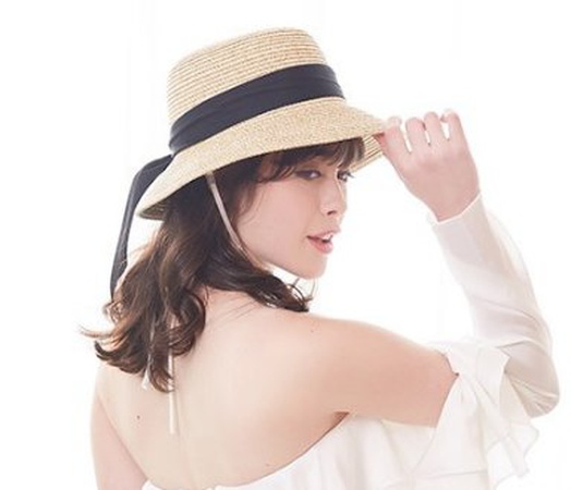 Женская шляпа с короткими полями