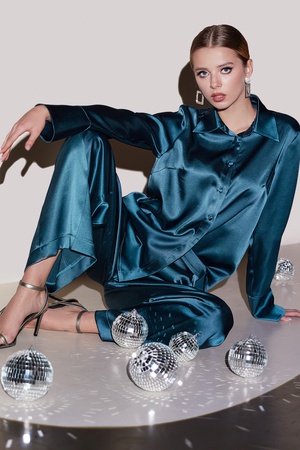 Women's suit shirt and bell-bottomed steel trousers