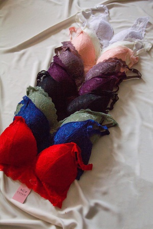 T-shirt, Gömlek, bikini, triko, Kazak, ceket ve diğer tekstil ürünleri.