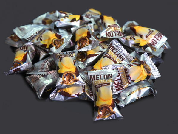 FORTEZZA çikolataları. Bütün kuruyemişler ile bütün kuru meyveler, en kaliteli çikolata sosu.