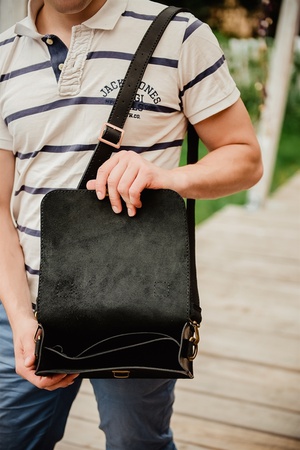 МУЖСКАЯ КОЖАНАЯ СУМКА НА ПЛЕЧО