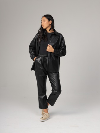 Deri gömlek ve şık pantolon