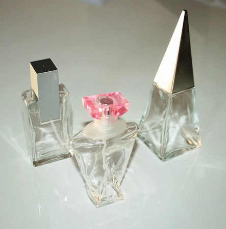 Parfümeri için cam şişeler.