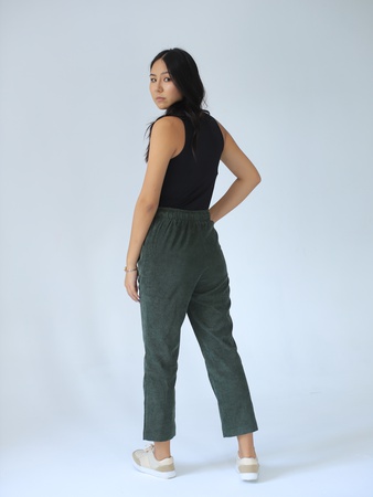 Вельветовая рубашка (удлиненная) и стильные брюки.