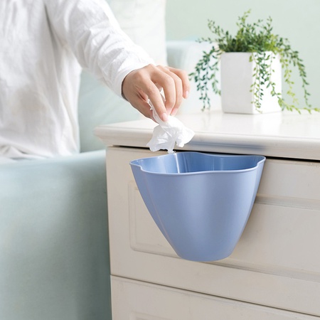 Dolap kapağına sabitlenmiş plastik çöp sepeti