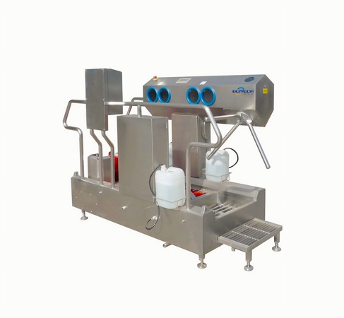 Equipment for the continuous washing of boots and soles