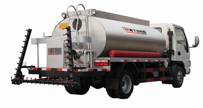 Asfalt distribütörleri ve kar püskürtme makineleri.