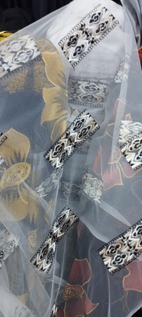 Hochwertige Stickerei auf Tüll