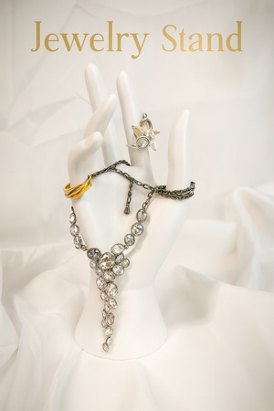 Подставка для украшений «Элегантная рука»