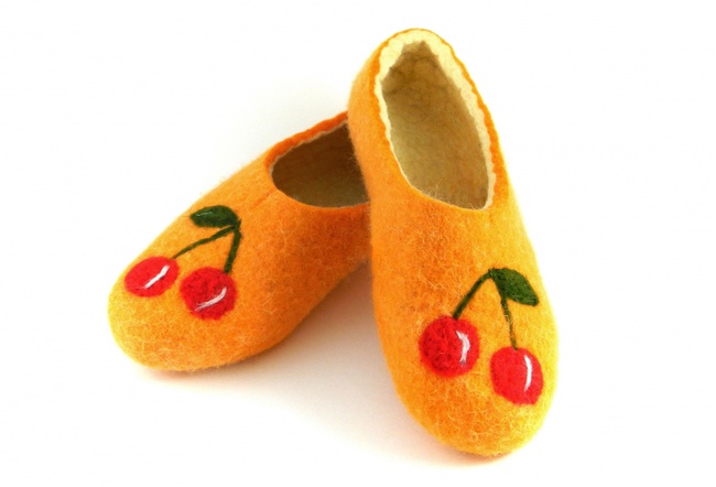 Войлочные тапочки «Вишенки»
