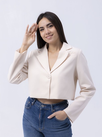 Укороченный пиджак женский тренд 2023/24