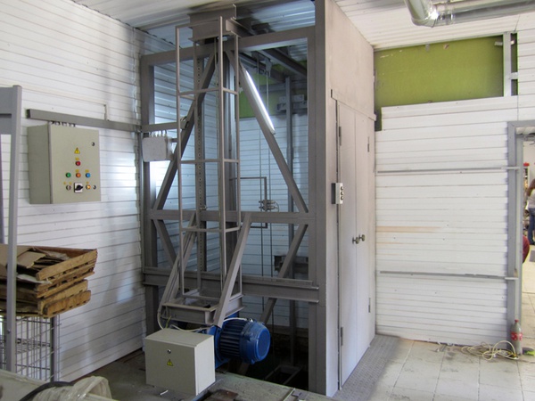 Шахтный грузовой подъемник