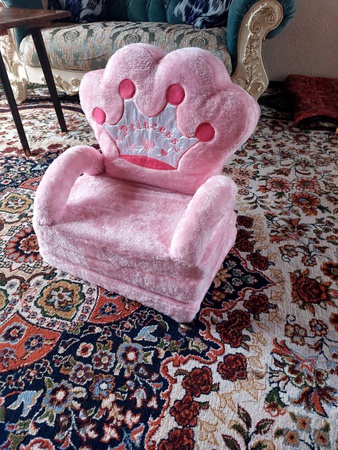 Кресло трансформер для детей до 7лет. Состав:  Мягкая, плюшевая ткань, поролон 98%, синтепон 2%. Обращайтесь : aziza.muminova@list.ru