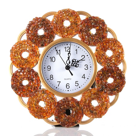 Небольшие интерьерные часы, декорированные натуральным балтийским янтарем