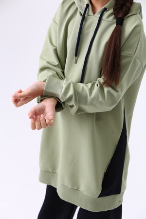 3. Kinder-Trainingsanzug mit seitlichen Einsätzen (3-Kids-Sportanzug)