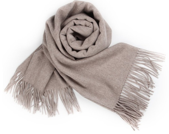 Kadın yün atkı çaldı