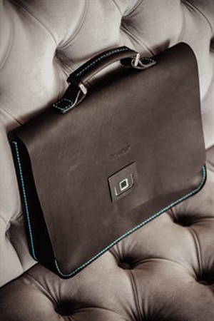 Портфель с биометрическим замком.