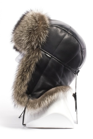 Ушанка из кожи с енотом 170383
