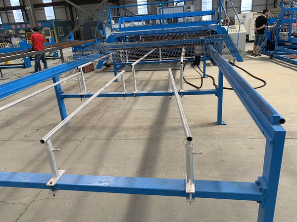 Станок для производства сварной огражденной сетки