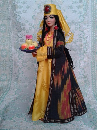 Orta Asya'nın ulusal kostümlerinde koleksiyonluk bebekler