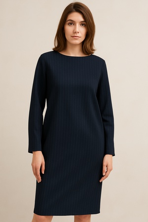 Женское платье прямого кроя в деловом стиле