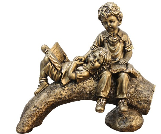 Статуэтка Девочка с мальчиком на бревне