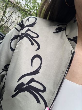 Женский легкий шелковый бомбер