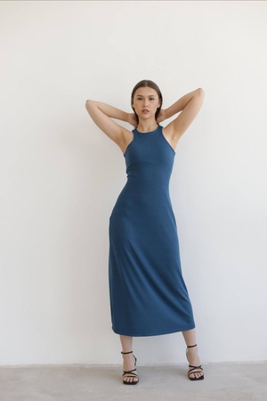 Базовое платье из трикотажа в рубчик