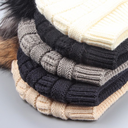 Женская зимняя шапка с помпоном из нат. меха енота