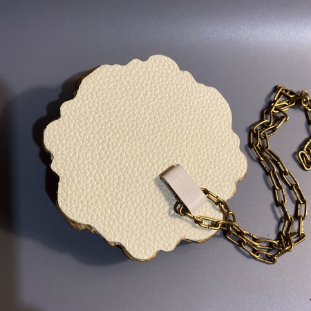 Deri arka planda seramik uçlu meşe kolye