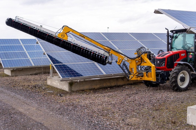 Traktöre entegre güneş paneli temizleme fırçaları