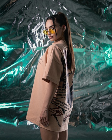 бежевая футболка