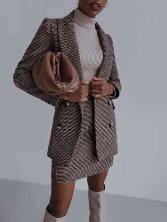 Стильный удлиненный пиджак и мини юбка