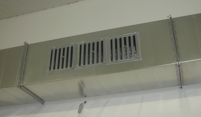 Решётка вентил., щелевая регул. Р200 (250х250) с сеткой полимер