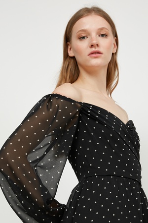 Платье миди с открытыми плечами в белый горох MustHave