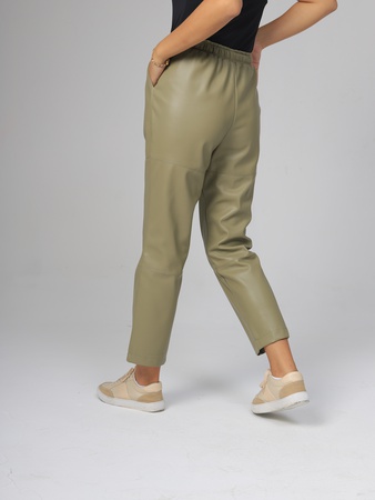 Кожаная рубашка и стильные брюки