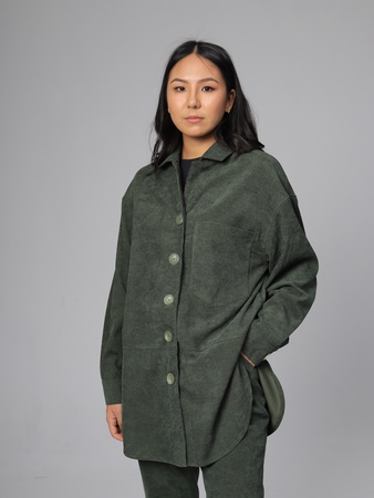 Вельветовая рубашка (удлиненная) и стильные брюки.