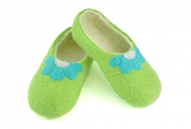 &quot;Papatya mavisi&quot; yeşil keçe terlikler