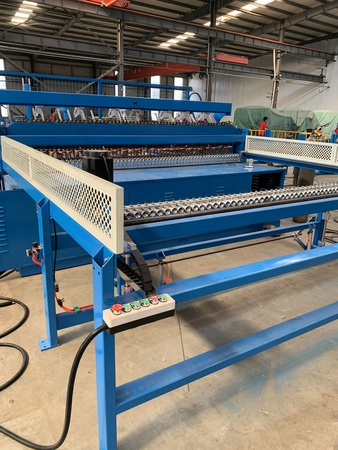 Станок для производства сварной огражденной сетки