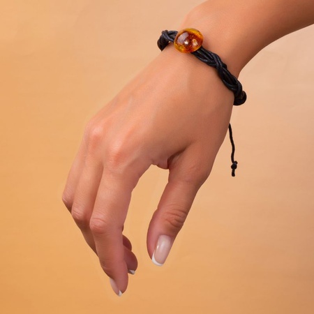 Плетёный браслет-фенечка из кожи со вставкой из прозрачного янтаря