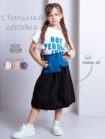 İki parçalı tişört ve baskılı etek