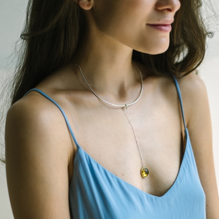 Kehribar rengi &quot;Ay&quot; katkılı gümüş kolye