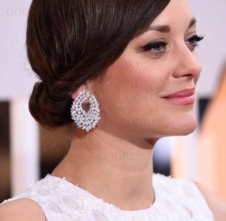 Серьги из ювелирного металла и цирконов